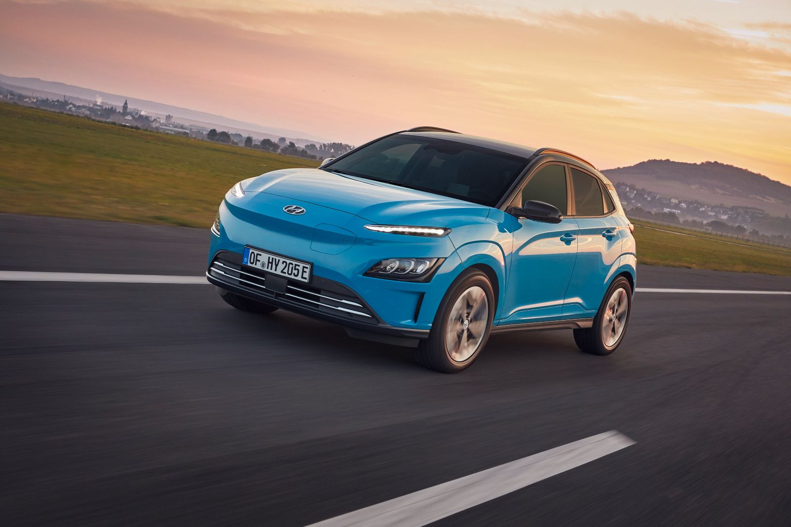 Hyundai garancia: Hyundai KONA Electric országúton naplementében