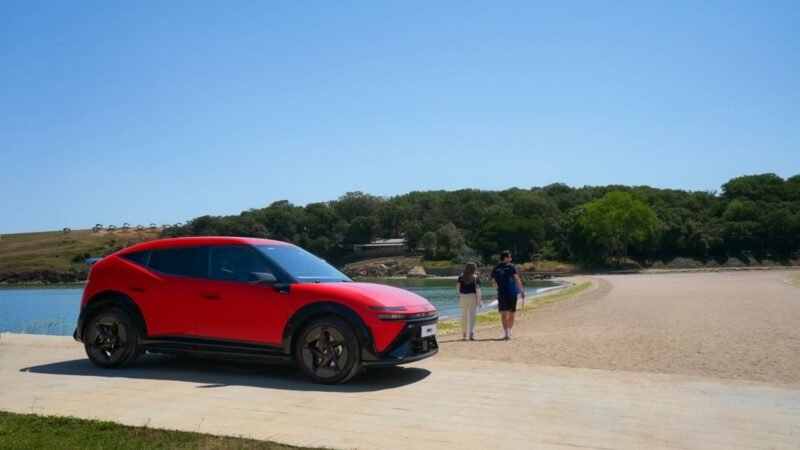 Piros Hyundai IONIQ 3 a vízparton