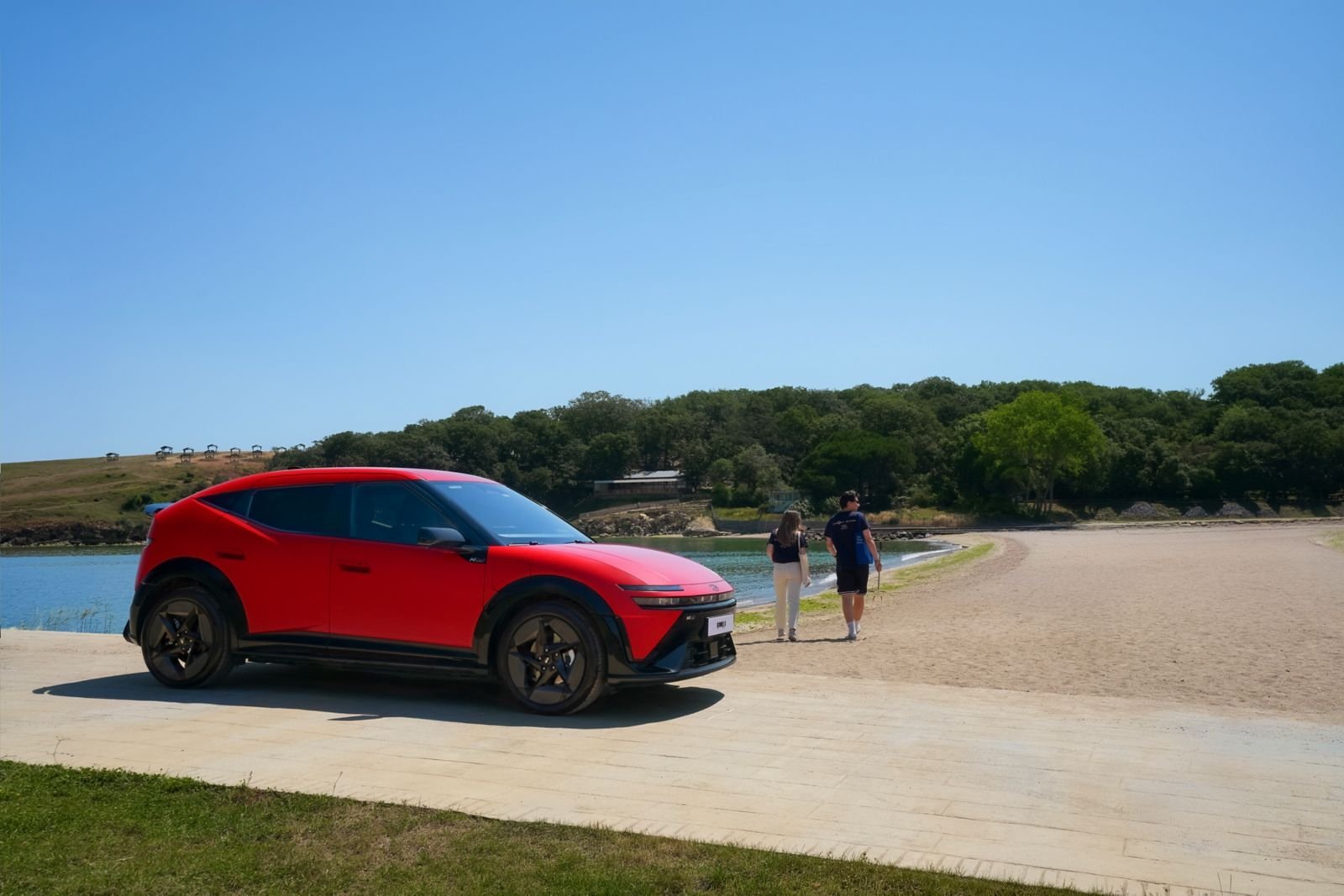 Piros Hyundai IONIQ 3 a vízparton